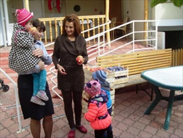 Serviciul Fiscal de Stat a donat fructe copiilor și bătrânilor